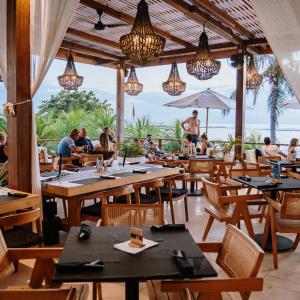 Restaurace v ubytování Ohana's Beachfront Resort & Beach Club