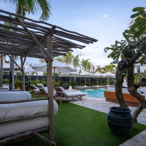 Bazén v ubytování Ohana's Beachfront Resort & Beach Club nebo v jeho okolí