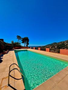 Bazén v ubytování Duplex vue mer dans résidence avec piscine et parking nebo v jeho okolí