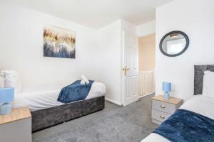 Postel nebo postele na pokoji v ubytování Hampton Peterborough Contractor House - Sleeps 4 - Perfect Stay While Working On Projects
