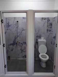 Un baño de Tropical Edge