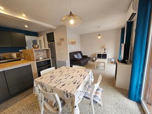 Η κουζίνα ή μικρή κουζίνα στο Beau T2 - ST Clair Le Lavandou +8 φωτογραφίες