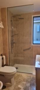 un baño con ducha y WC en La Rosa 19, en Castilleja de la Cuesta