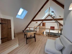 una sala de estar con un sofá y una mesa en Loft Ô Faix, en Ancelle