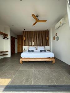 Ένα ή περισσότερα κρεβάτια σε δωμάτιο στο LOLISEA Luxe view villas