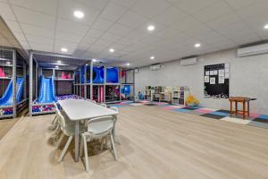 a gym with a table and chairs in a room at GRANO HOTEL Solmarina in Wiślinka