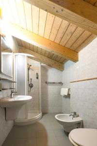 Ванная комната в Ciccio Family Hotel Polsa di Brentonico