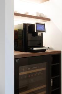 クノック・ヘイストにあるLoft Exclusifのカウンター上に座るコンピューターモニター