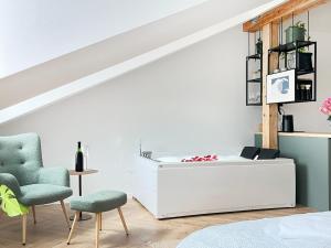 Habitación con escritorio blanco y 2 sillas. en Premium Jacuzzi with Air conditioning, Main Square Cracow, en Cracovia