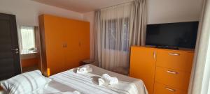 Ένα ή περισσότερα κρεβάτια σε δωμάτιο στο Hotel Perla