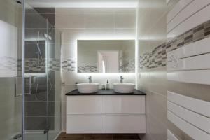 a bathroom with two sinks and a shower at Bleu cargo in Biscarrosse