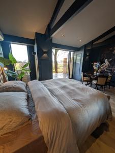 Postel nebo postele na pokoji v ubytování Bed and Breakfast, de Heidedijk