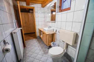 Koupelna v ubytování Vineyard Cottage Maleric with Pool Access