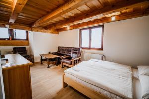 Postel nebo postele na pokoji v ubytování Vineyard Cottage Maleric with Pool Access