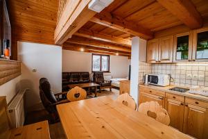 Kuchyň nebo kuchyňský kout v ubytování Vineyard Cottage Maleric with Pool Access