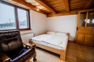 Postel nebo postele na pokoji v ubytování Vineyard Cottage Maleric with Pool Access