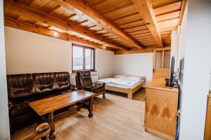 Postel nebo postele na pokoji v ubytování Vineyard Cottage Maleric with Pool Access