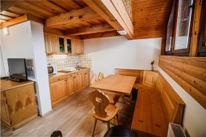Kuchyň nebo kuchyňský kout v ubytování Vineyard Cottage Maleric with Pool Access