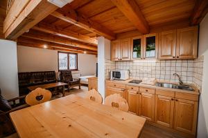 Kuchyň nebo kuchyňský kout v ubytování Vineyard Cottage Maleric with Pool Access