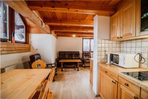 Kuchyň nebo kuchyňský kout v ubytování Vineyard Cottage Maleric with Pool Access