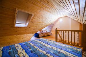 Postel nebo postele na pokoji v ubytování Vineyard Cottage Maleric with Pool Access