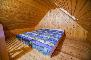 Postel nebo postele na pokoji v ubytování Vineyard Cottage Maleric with Pool Access