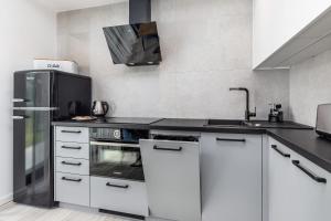 Kuchyň nebo kuchyňský kout v ubytování Rezydencja Niechorze - Nowoczesny Apartament - Parking & Taras z Ogrodem - by Noclegi Renters + 35 fotografií
