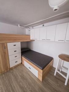 マンダウエ・シティにあるCentro City Loftのベッドとテーブルのある小さな部屋 +1枚の写真