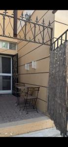 Al Ain Hotel Apartment Family Stay with Balcony and Pool Access的阳台或露台