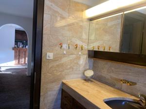 ein Badezimmer mit Waschbecken und Spiegel in der Unterkunft Chalet mit Blick auf den Gotschna in Klosters + 35 Fotos