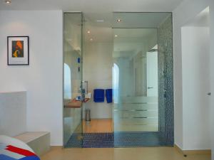 een glazen inloopdouche in de kamer bij Castillo de ensueño in La Herradura +27 foto's