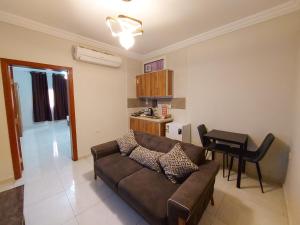 a living room with a couch and a table at إيوان الأندلسية للشقق المخدومة - إقتصادي in Jeddah