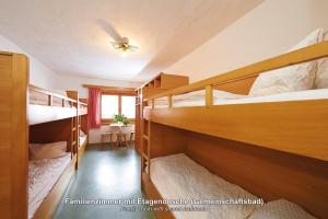 Łóżko lub łóżka w pokoju w obiekcie Ski In-Ski Out - Gästehäuser Saalbach-Hinterglemm - Wallegghof Christianhof