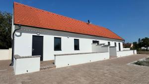 un edificio bianco con tetto arancione di Apartments Mexico Puszta - Nähe Neusiedlersee - Seewinkel a Fertőújlak