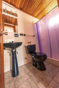 Un baño de Hotel Posada Los Delfines