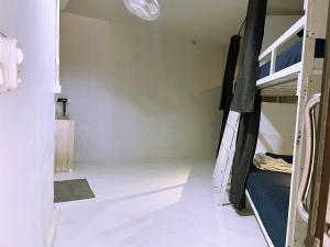 Postel nebo postele na pokoji v ubytování Babyshark Hostel - Loh Dalum Bay