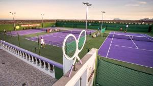 Tennis och/eller squashbanor vid eller i närheten av Corralejo Lodge