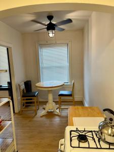 cocina con mesa y ventilador de techo en Studio By WashU med campus and BJC, en Saint Louis