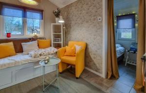 Posezení v ubytování 1 Bedroom Stunning Home In Göta