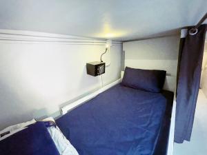 Postel nebo postele na pokoji v ubytování Babyshark Hostel - Loh Dalum Bay