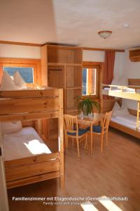 Łóżko lub łóżka w pokoju w obiekcie Ski In-Ski Out - Gästehäuser Saalbach-Hinterglemm - Wallegghof Christianhof