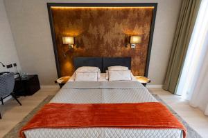 SochocinHotel Bonifacio SPA&SPORT Resort的一间卧室，配有一张大床和两个枕头