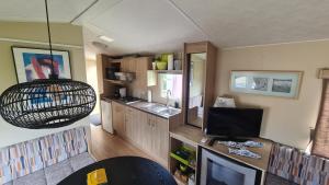 Η κουζίνα ή μικρή κουζίνα στο Beach Resort Kamperland- RBR 243