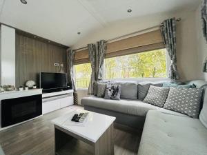 Un televizor și/sau centru de divertisment la Beach Resort Nieuwvliet Bad - NV 1243