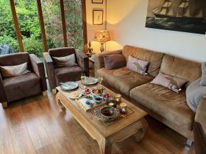 ein Wohnzimmer mit zwei Sofas und einem Couchtisch in der Unterkunft Beach Resort Nieuwvliet Bad - NV 1204 in Nieuwvliet-Bad