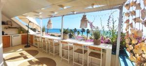 Η κουζίνα ή μικρή κουζίνα στο Beach penthouse 12p, Fiber WiFi, 2 rooftopbars, 2 outdoor kitchens, outdoor shower, spectacular 180 degrees ocean view!