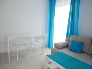 salon z kanapą, stołem i krzesłami w obiekcie Wisełka Apartamenty Sea & Lake w Wisełce