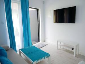 Telewizja i/lub zestaw kina domowego w obiekcie Wisełka Apartamenty Sea & Lake
