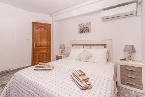 A bed or beds in a room at Apartamento Mágico Javea Arenal