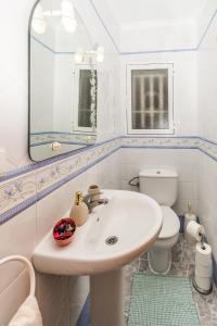 A bathroom at Apartamento Mágico Javea Arenal Még 37 kép